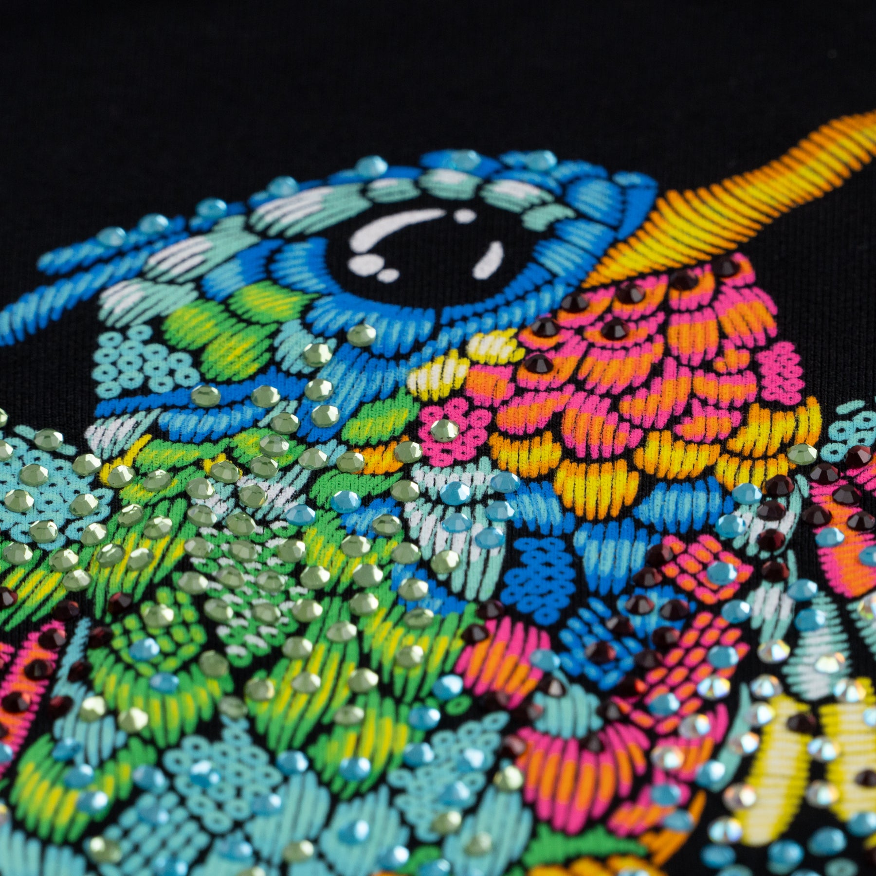 Playera estampada con aplicación de pedrería para mujer - Modelo PAKTLI