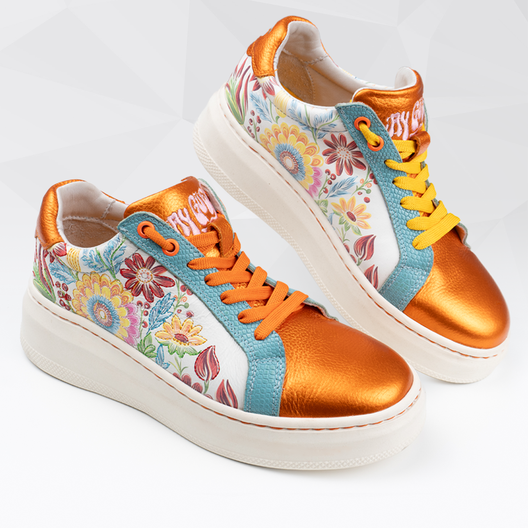 Tenis de piel para mujer con bordados laterales y suela sintética - Modelo MANDARINA