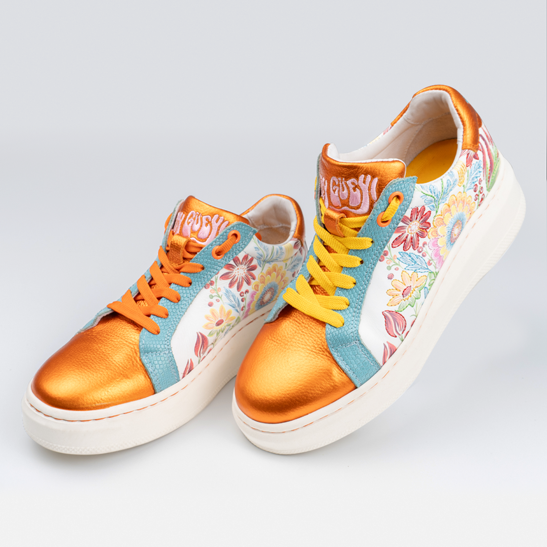 Tenis de piel para mujer con bordados laterales y suela sintética - Modelo MANDARINA