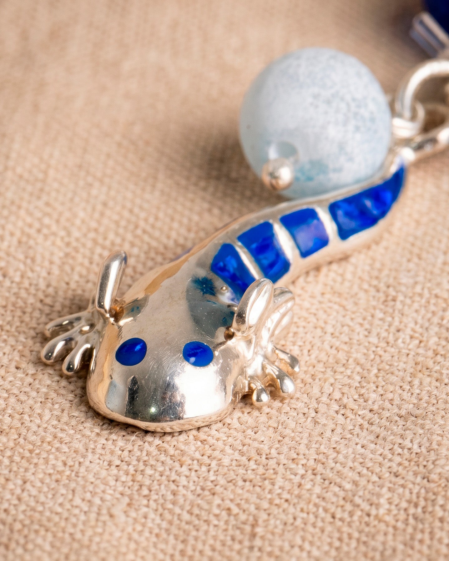 Pulsera con dije de ajolote en tonos azules
