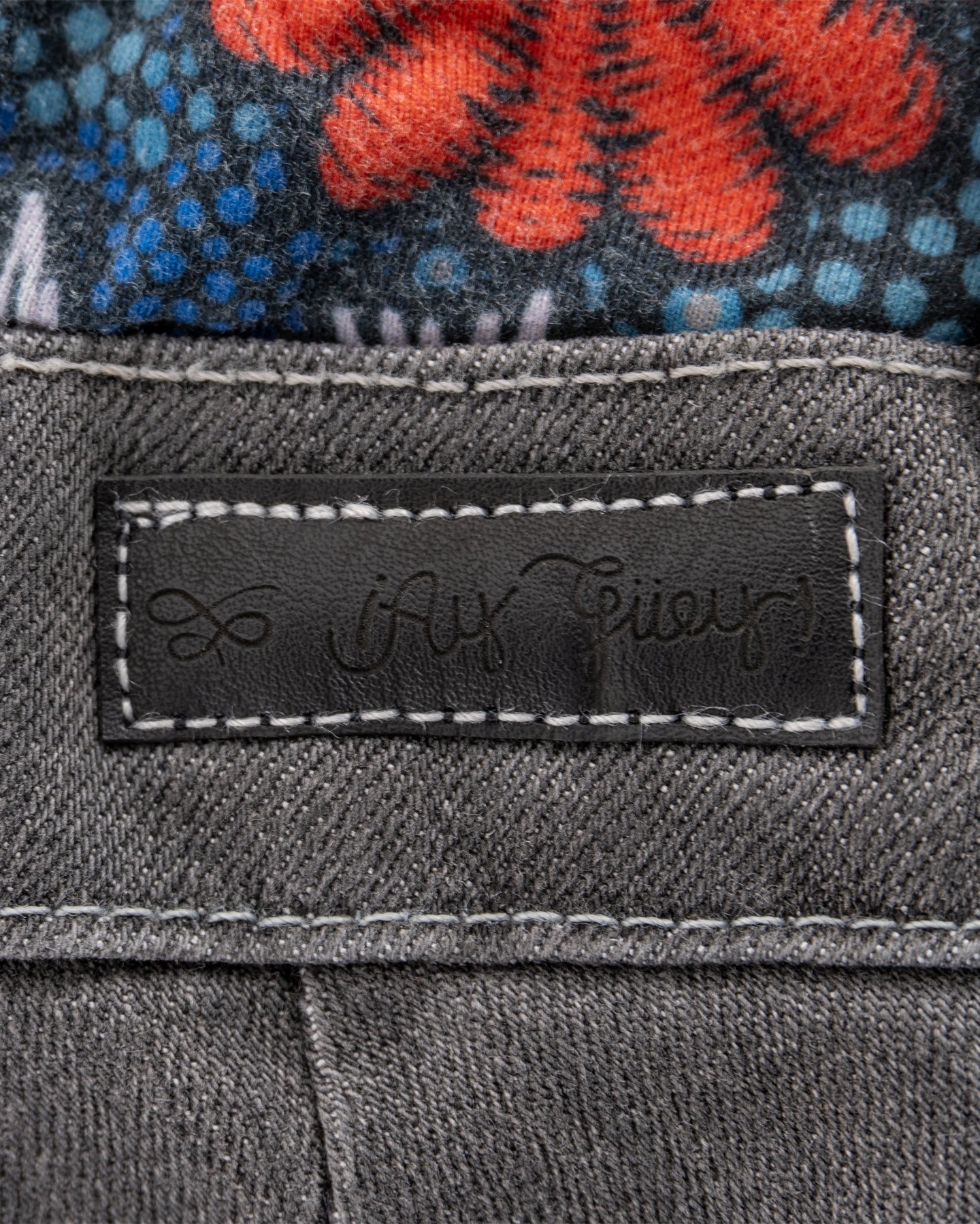 Jeans Push-Up “QQ3” con detalles bordados Gris