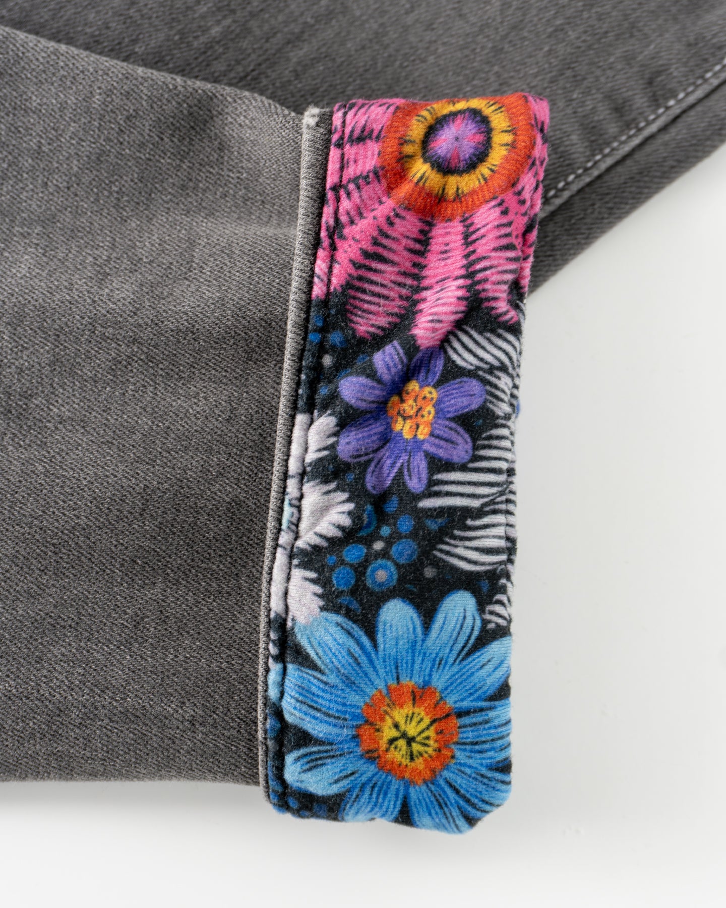 Jeans Push-Up “QQ3” con detalles bordados Gris
