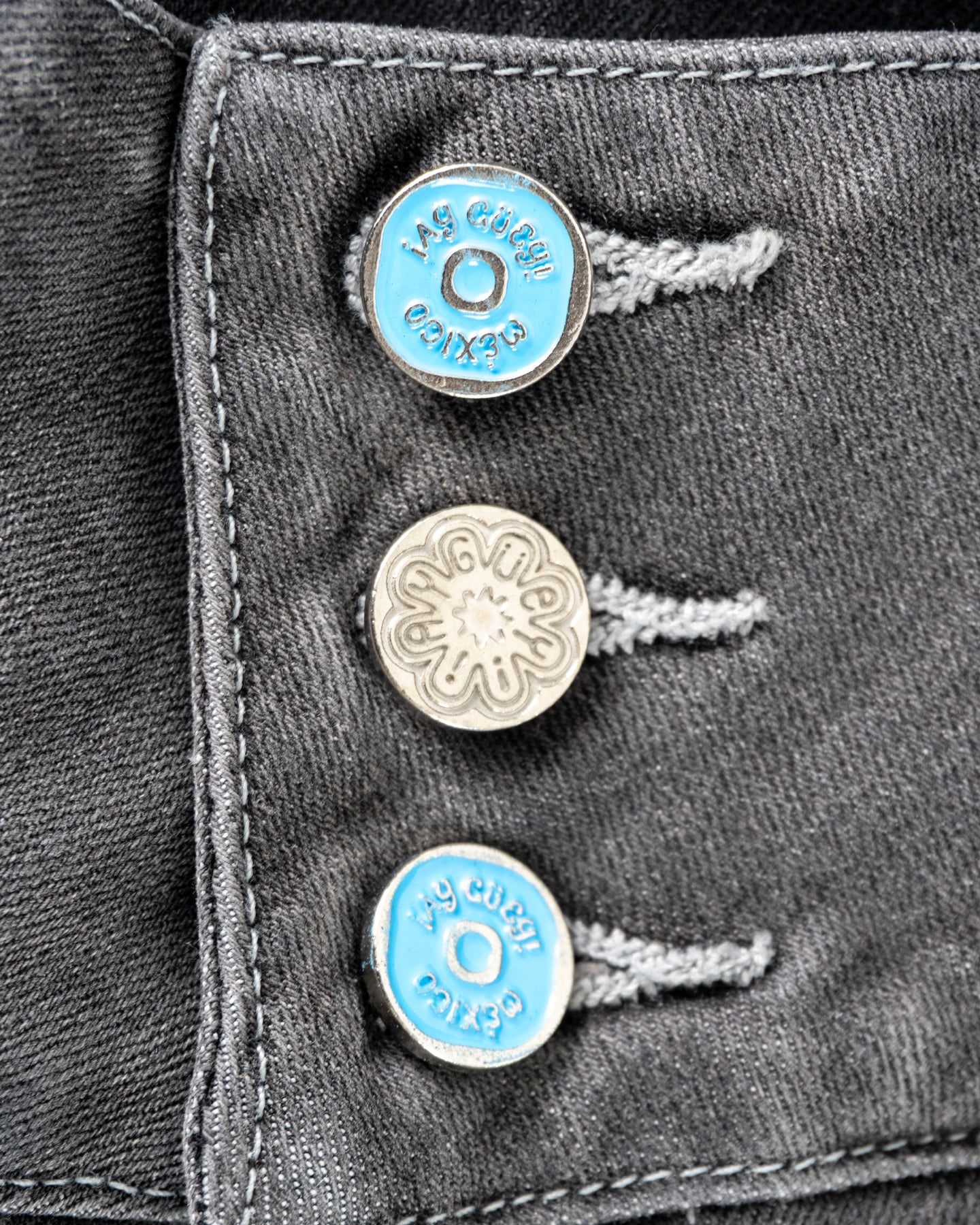 Jeans Push-Up “QQ3” con detalles bordados Gris