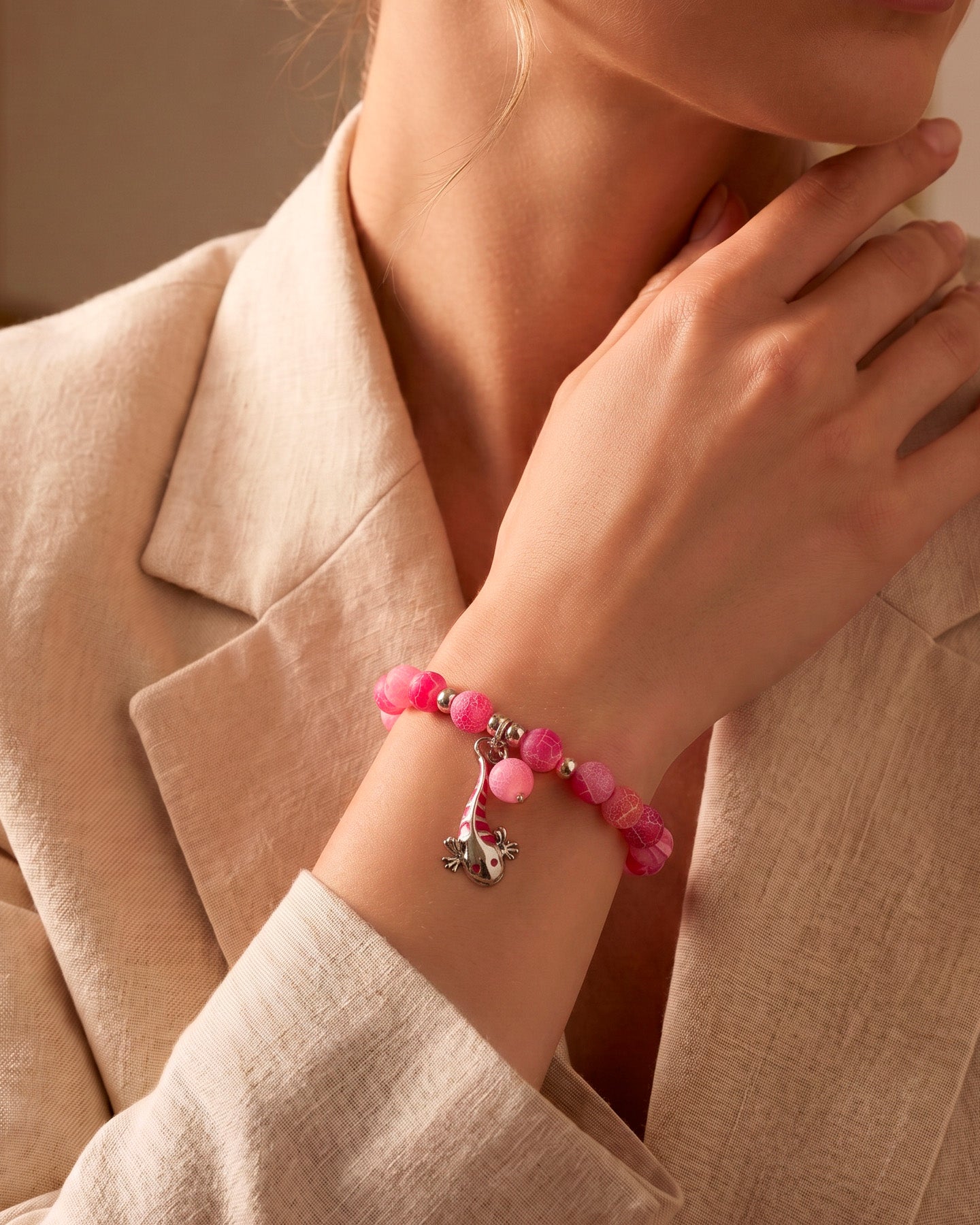 Pulsera con dije de ajolote en tonos rosas