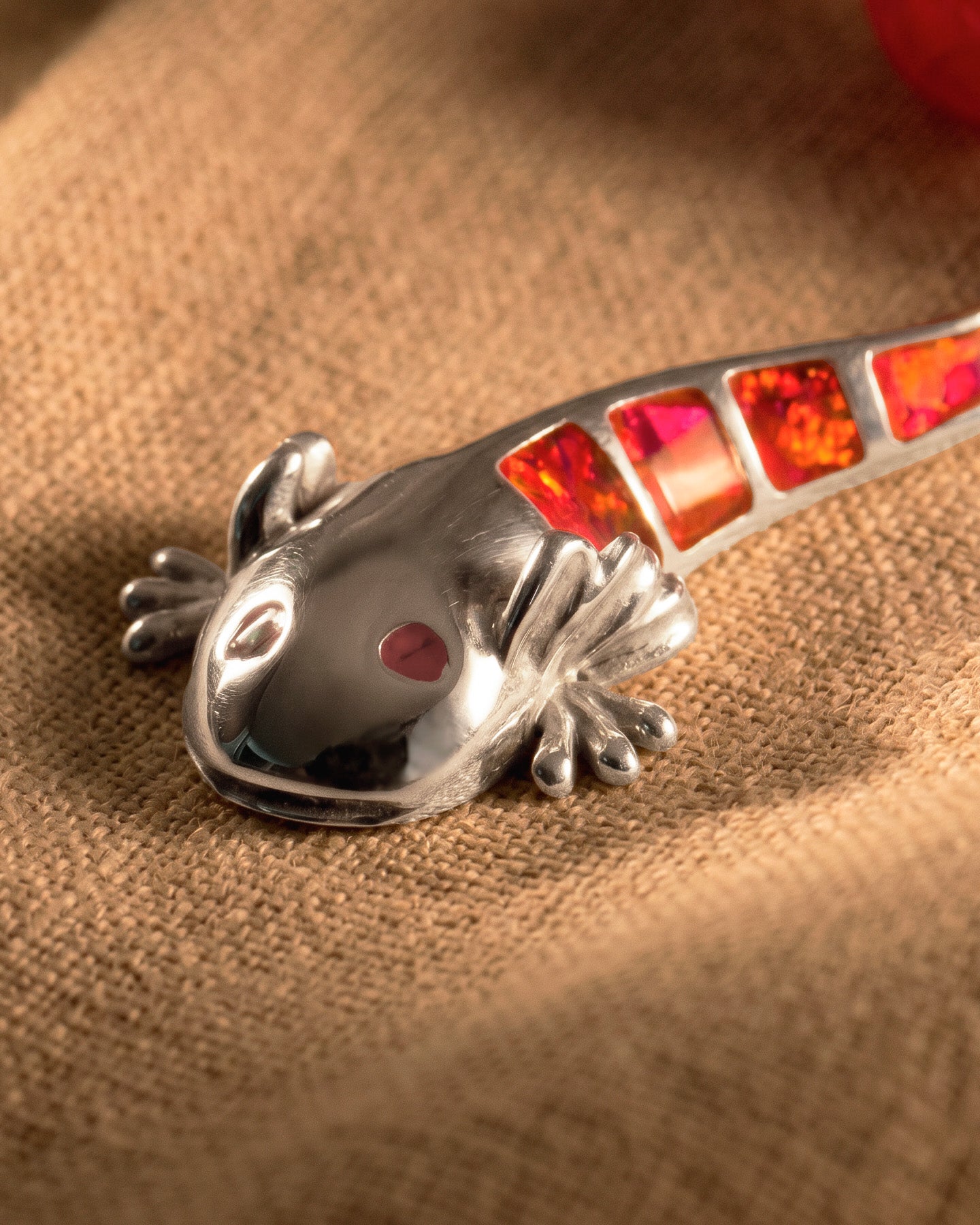 Pulsera con dije de ajolote en tonos rosas