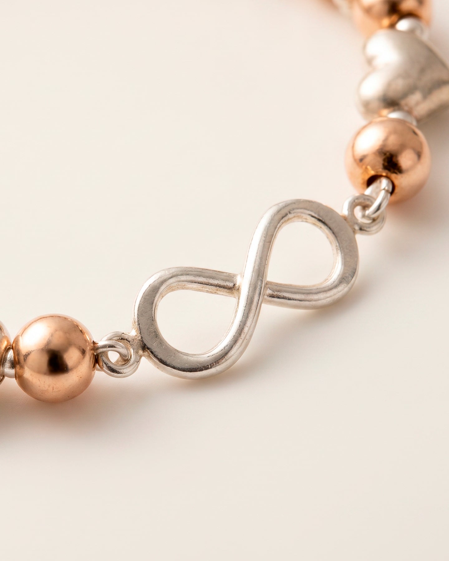 Pulsera con detalles en plata y cuentas AMOR INFINITO 2
