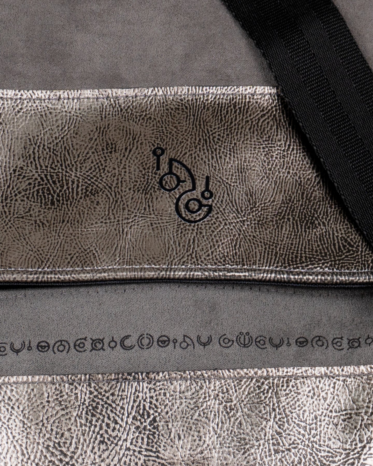 Mochila mensajera  Aeris Emblema ALIEN FORCE